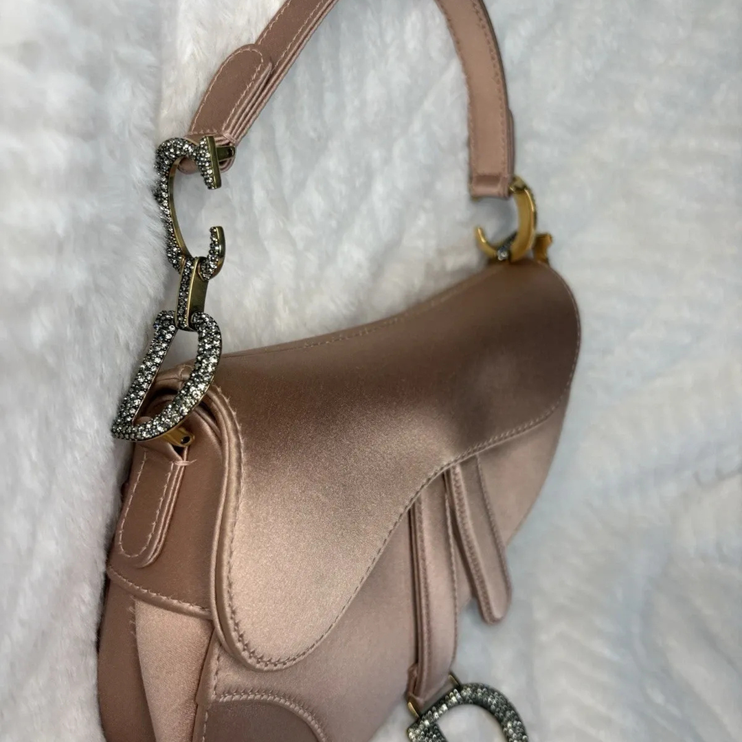 Dior – Bolso Mini Saddle en satén color rosa pálido