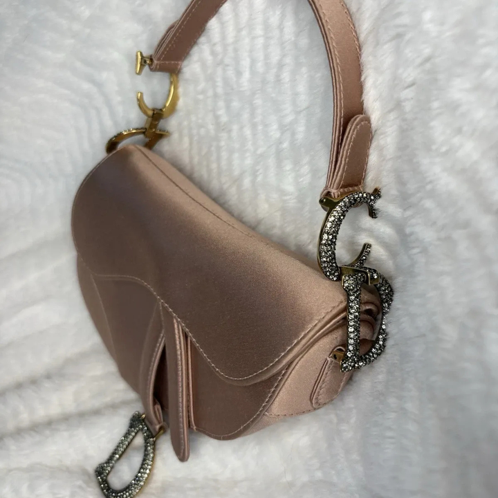 Dior – Bolso Mini Saddle en satén color rosa pálido