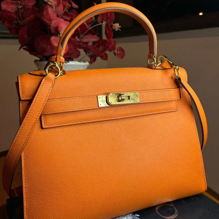 Hermès – Bolso Kelly 25 en color naranja con herrajes dorados