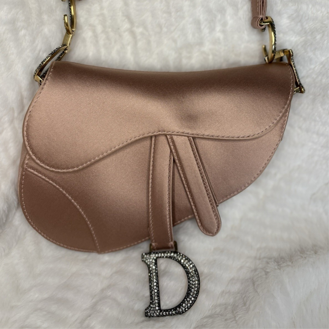 Dior – Bolso Mini Saddle en satén color rosa pálido