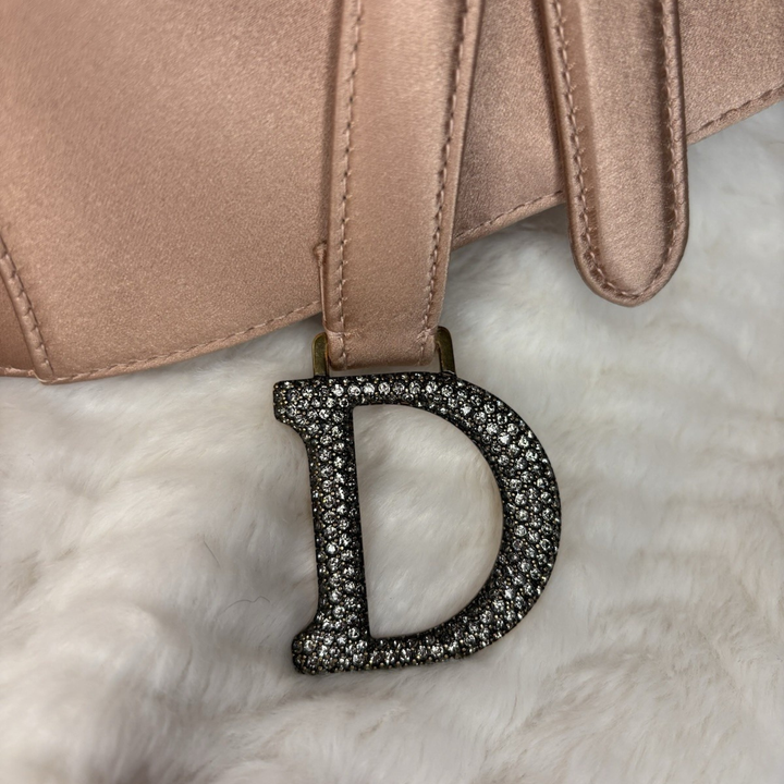 Dior – Bolso Mini Saddle en satén color rosa pálido