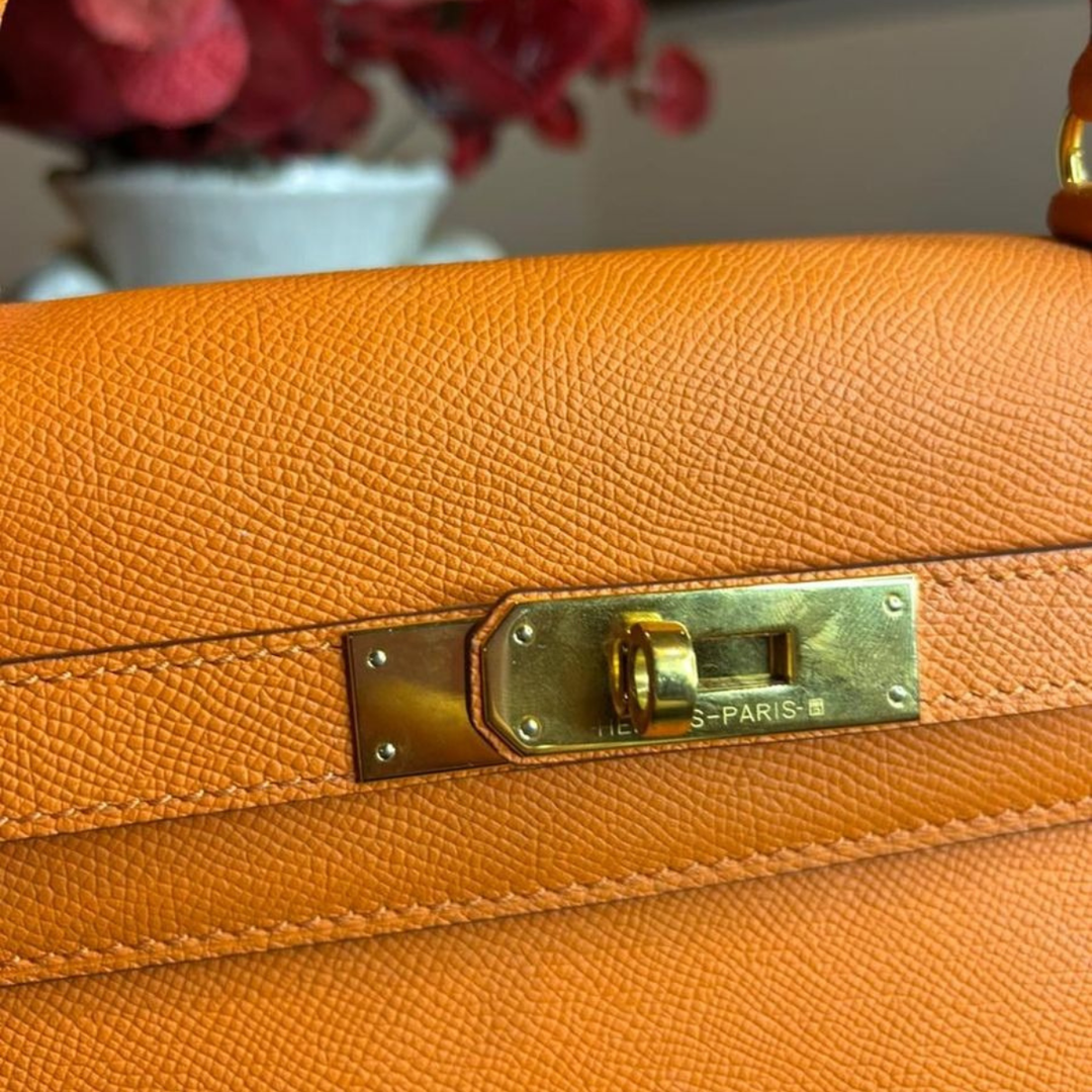 Hermès – Bolso Kelly 25 en color naranja con herrajes dorados