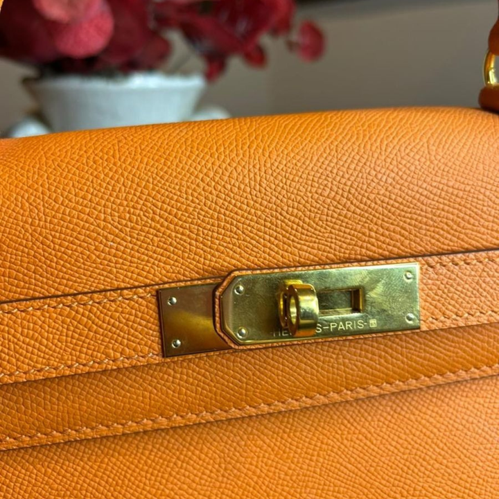 Hermès – Bolso Kelly 25 en color naranja con herrajes dorados