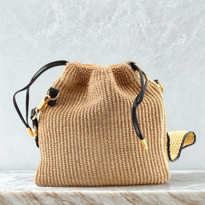 Fendi – Bolso pequeño de paja trenzada «Sack» en color beige