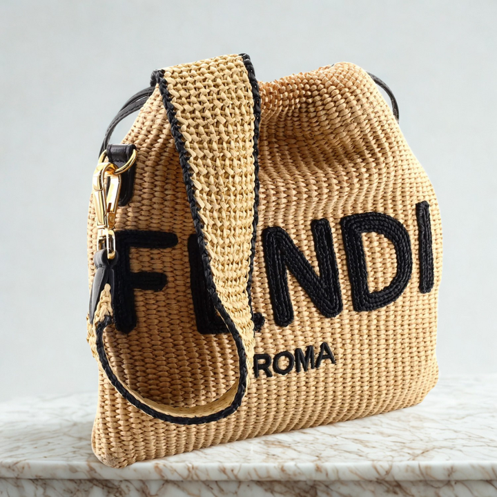 Fendi – Bolso pequeño de paja trenzada «Sack» en color beige