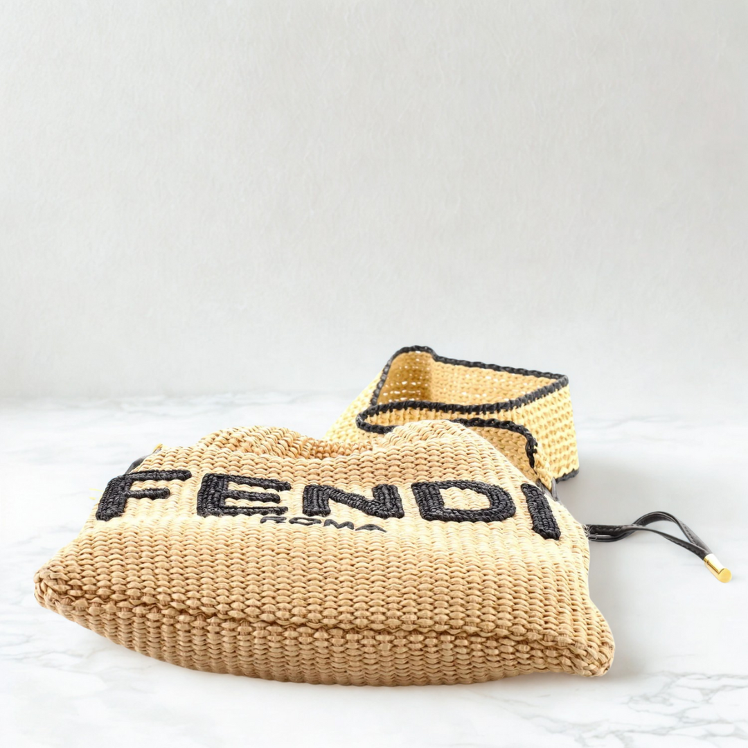Fendi – Bolso pequeño de paja trenzada «Sack» en color beige