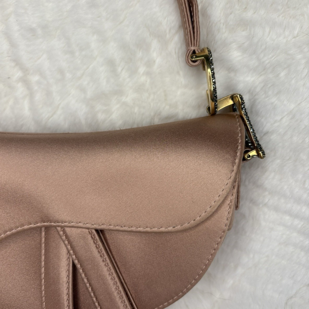 Dior – Bolso Mini Saddle en satén color rosa pálido