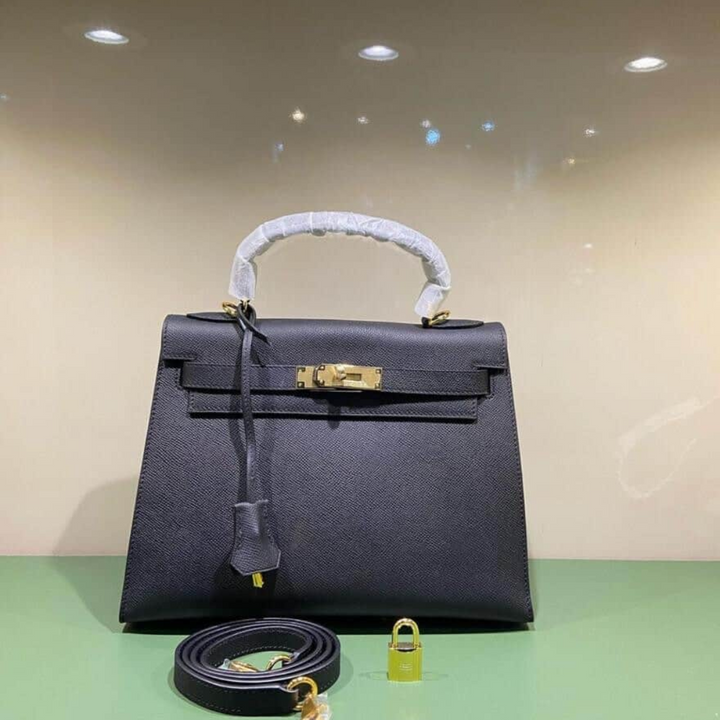 Hermès – Bolso Kelly 25 en negro con herrajes dorados