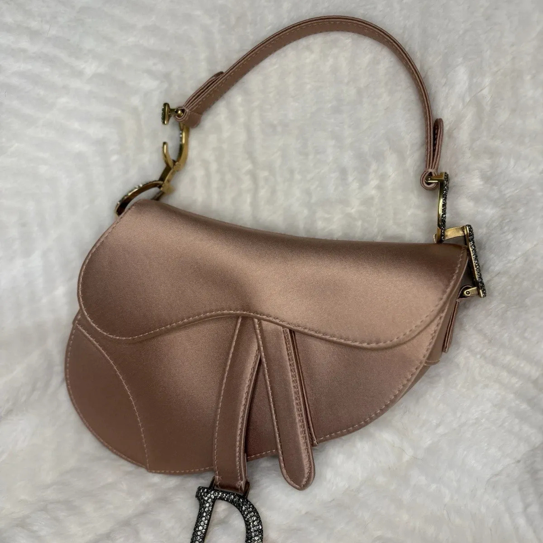 Dior – Bolso Mini Saddle en satén color rosa pálido